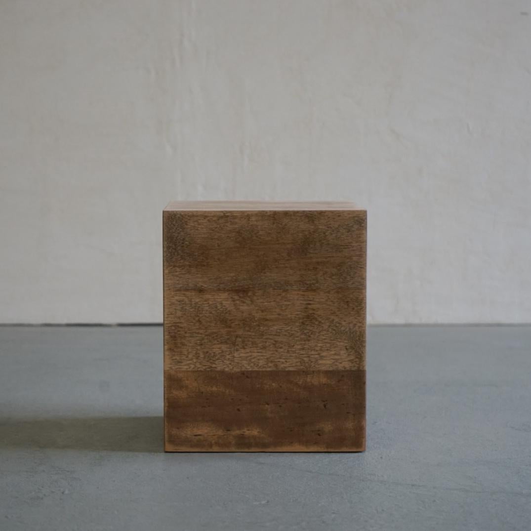 This is an old Japanese wood block.
I think a square object would be good as an art object or as an exhibition stand to put something on.

Weight 7.4 kg

We will always suggest the best shipping method.
Please contact us first.

We also introduce