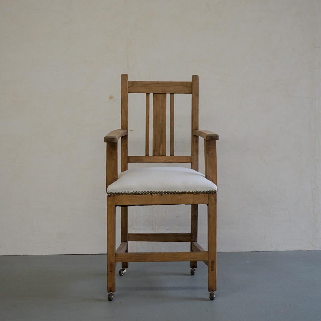 This is an old Japanese children's chair.
All frames are made of solid chestnut wood.
Brass casters are attached to the legs.
The natural color of the wood makes it suitable for a variety of interior styles.
It was made around the middle of the