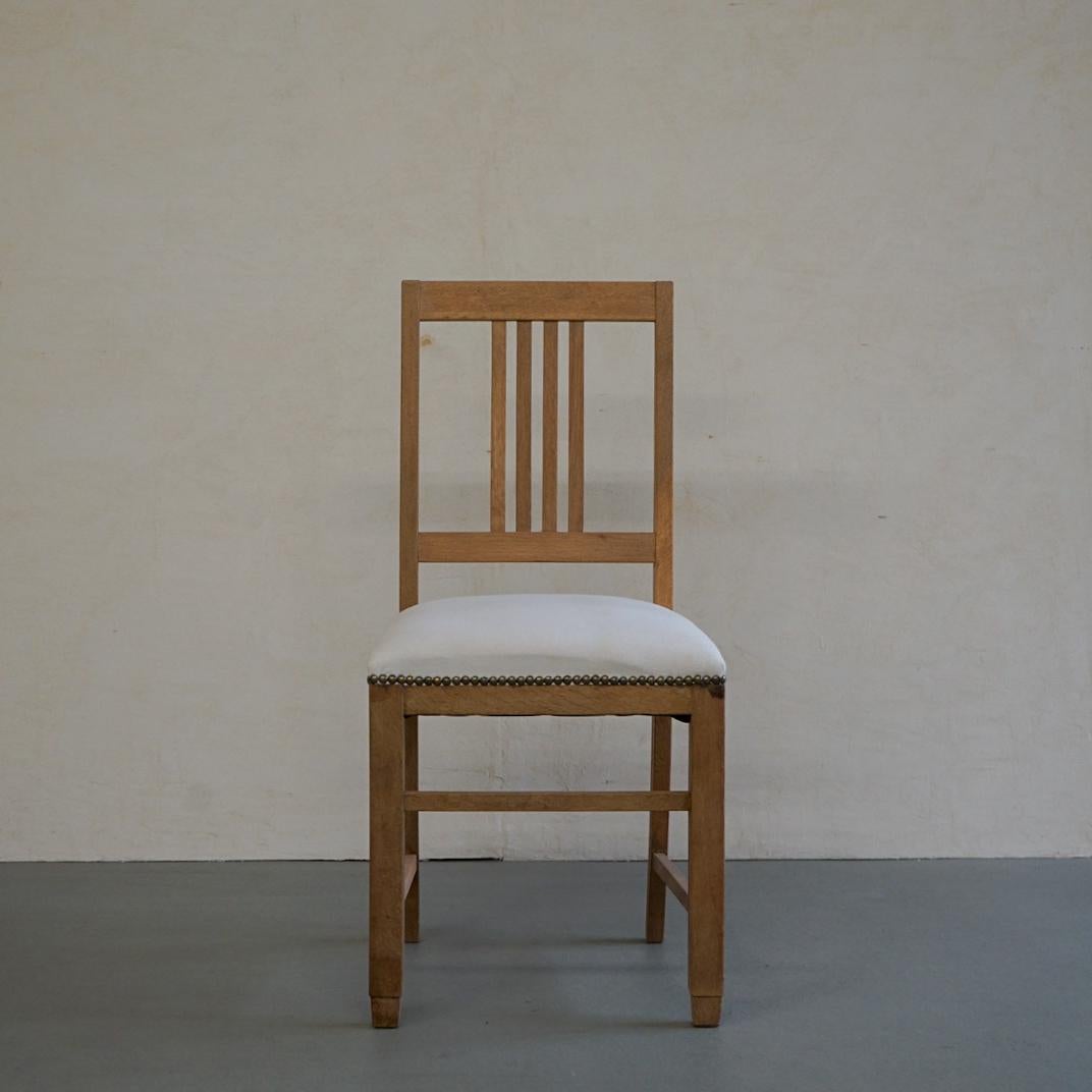 This is an old Japanese dining chair.
The frame is made of oak.
The natural color of the wood makes it suitable for a variety of interior styles.
It was made around the middle of the Showa era.
Japan did not have a culture of sitting on chairs, so