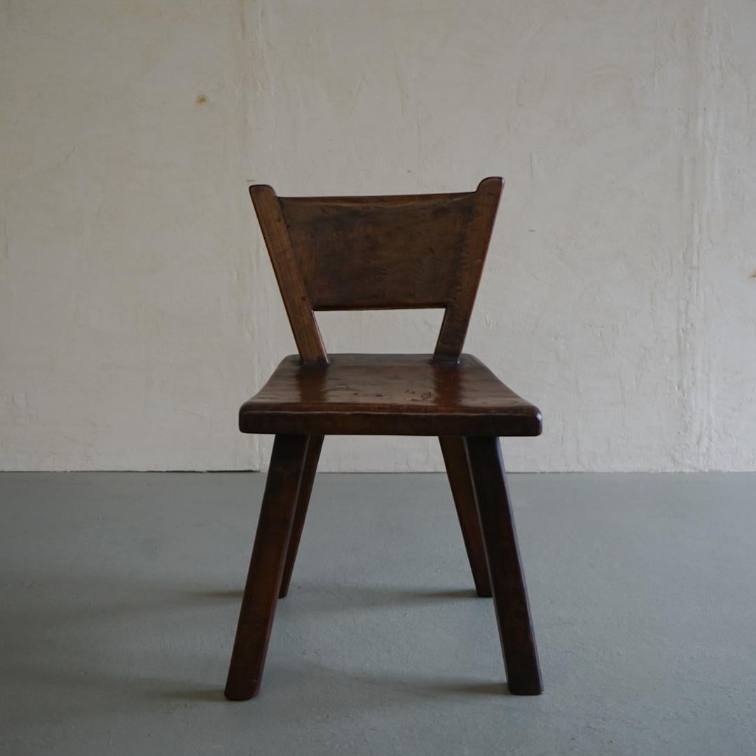 This is a Japanese primitive chair.
It is a rustic construction made of thick solid wood.
Although it is simple in construction, it is well made.
The imbalance of the backrest is interesting.
The size is relatively compact, so it may be nice to