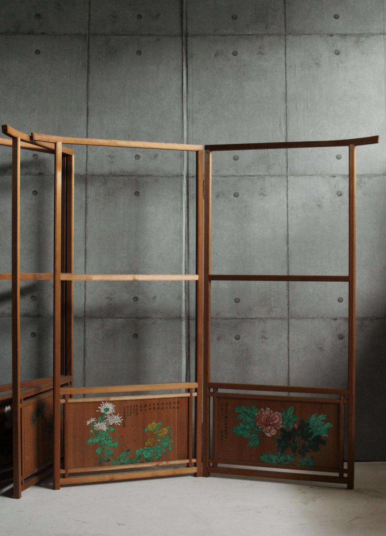 Painted on wood (presumably cedar)
Size: 1480 (W) x 1410 (H) x 30 (D) [mm] *Unfolded size
Can be folded in half. Comes with a cloth to wrap it in.

A lovely clothes rack painted on a classy wood base.
A clothes rack is a tool for hanging Japanese