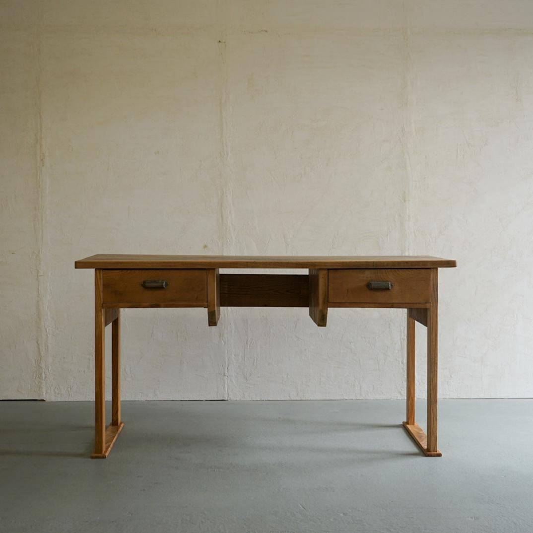 This is an old Japanese desk.
It was made in 1937.
The thick top plate gives it a solid feel.
The aging of the top plate is cool.
The thick top plate gives it a solid feel, but the legs are slim so you can incorporate it without overwhelming the