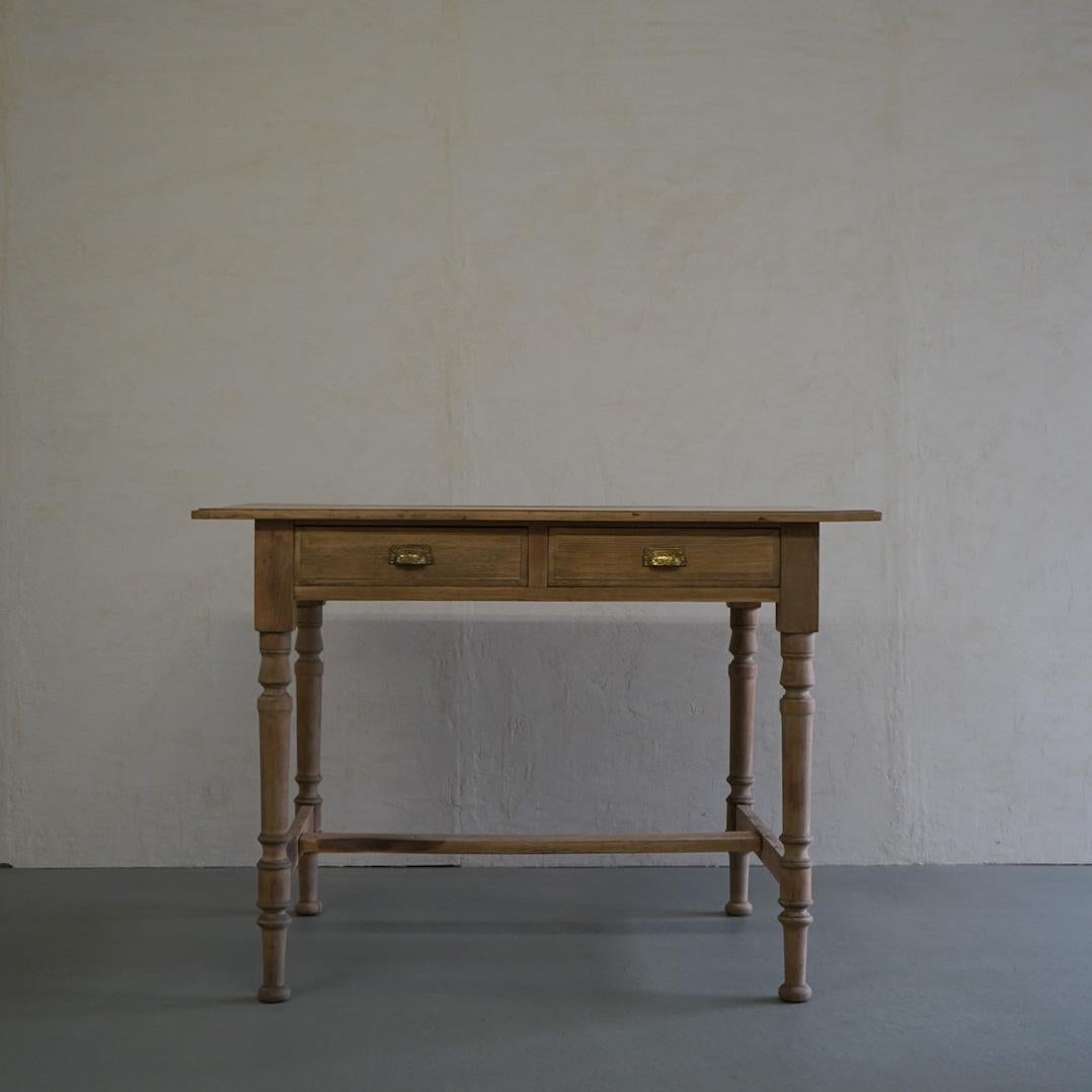 This is an old Japanese desk.
It was made from the Taisho period to the early Showa period.
It was used in an old shop.
The main body is all made of Sen wood.
I think the appearance that has become beautiful over time is a characteristic of old