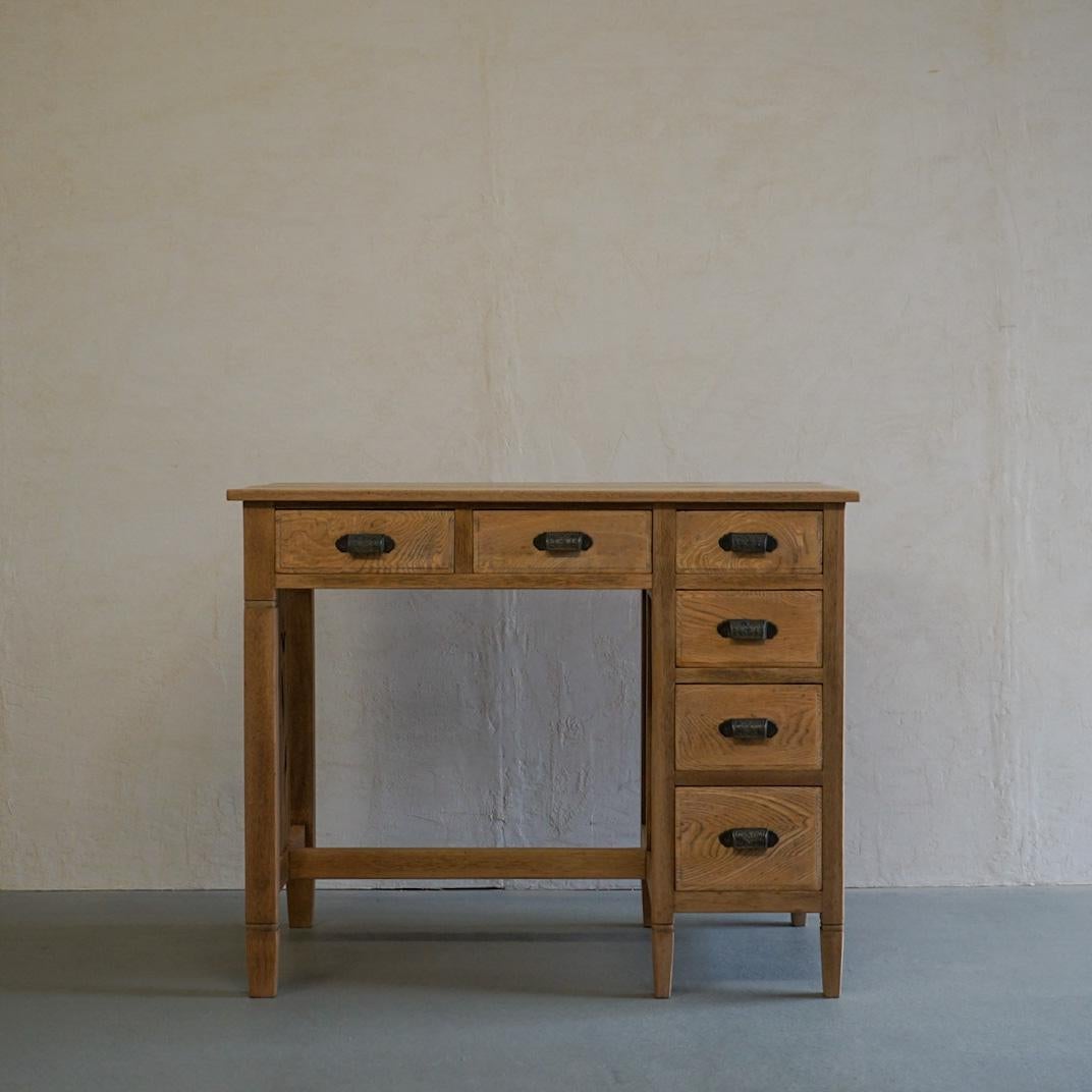 This is an old desk from Japan.
It was used in an old Western-style building.
This desk is a fusion of Japanese and Western essences.
The frame is made of lauan wood and the drawers are made of sen wood.

The sides are decorated with openwork.
I'm