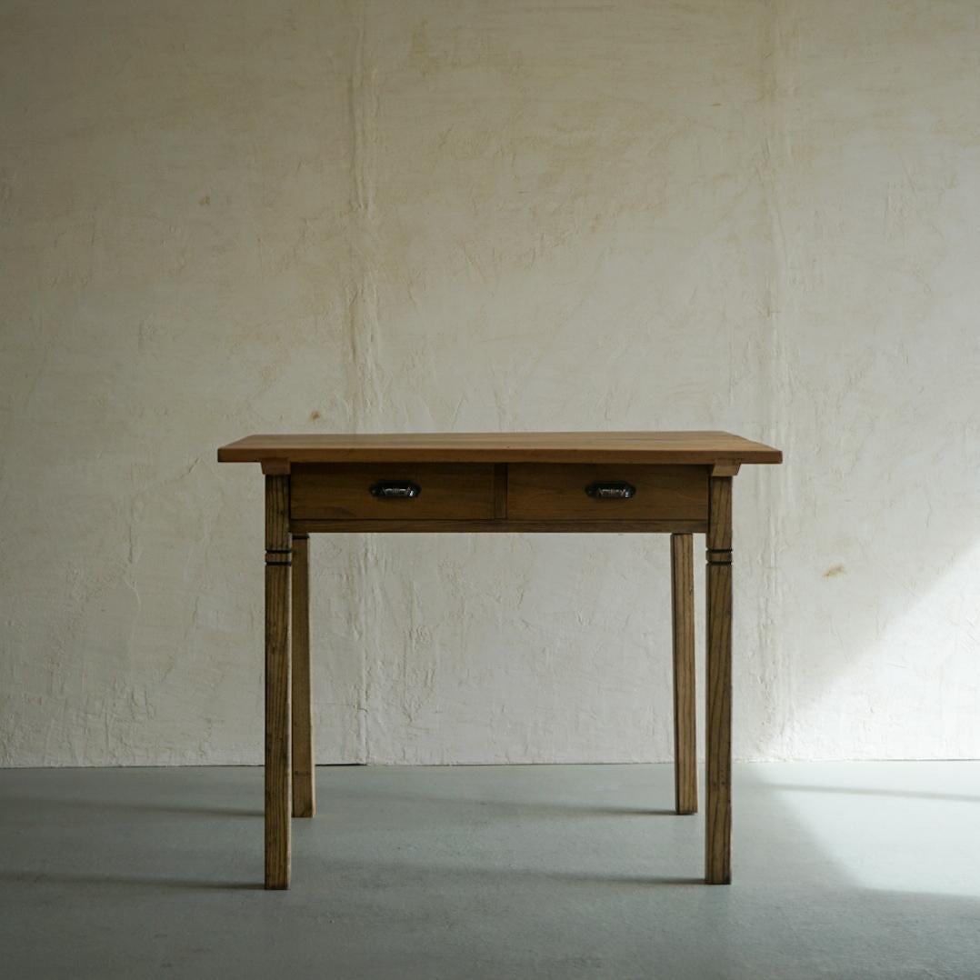 Dies ist ein alter Schreibtisch aus Japan.
Der Korpus ist aus Kastanien- oder Eschenholz gefertigt.
Da er tief ist, kann man ihn auch als Esstisch verwenden.
Es gibt zwei Schubladen, so dass man das Besteck usw. schnell hineinlegen und herausnehmen