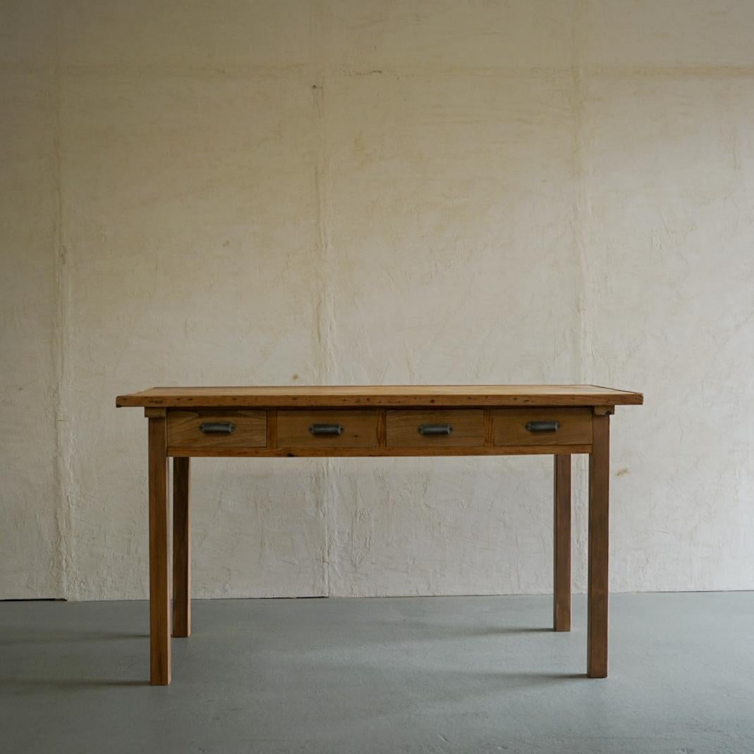 This is a Japanese dining table.
This is made of cedar wood.
It's made of cedar wood, so it's light considering its size.
It's the perfect size for a dining table for four people.
There are 8 drawers in total.
There are drawers on both sides and