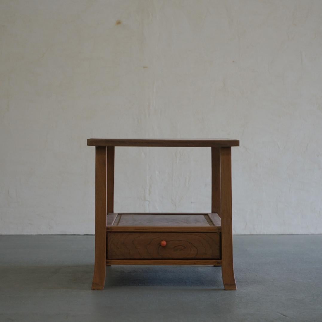 This is an old Japanese exhibition stand.
It is made entirely of zelkova wood.
The top plate is made of wood with clear grain.

There is one shallow drawer.
It is a size that can be used whether placed on the floor or on a table.
It would also be