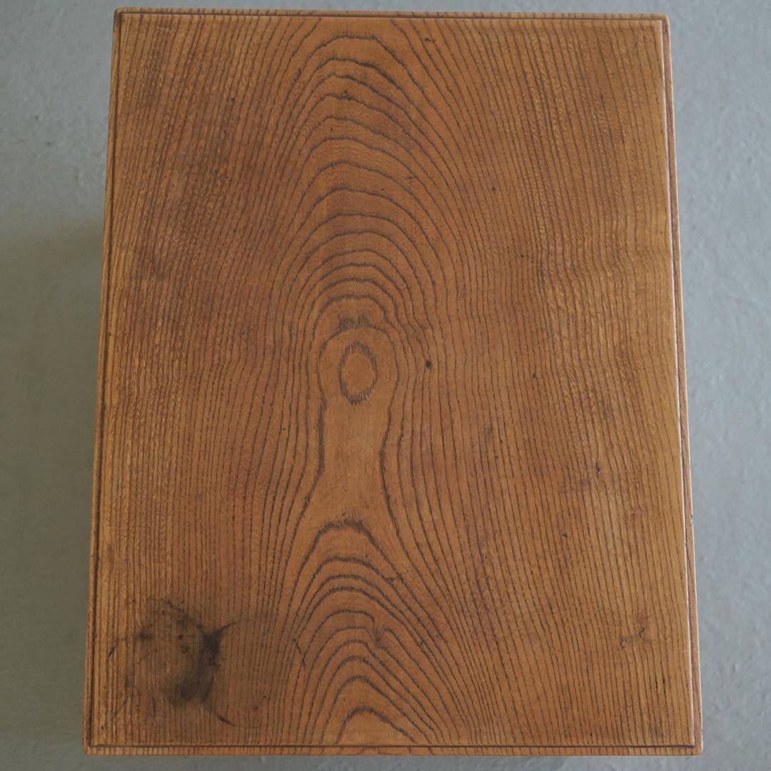 Japanischer antiker Ausstellungsstand Zelkova-Holz 1930er Jahre Wabi-Sabi Beistelltisch im Zustand „Gut“ im Angebot in Chiba-Shi, JP