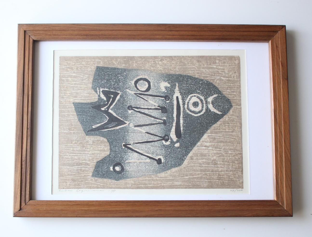 Hagiwara Hideo [Fish] Woodblock print, framed
Print size: 445 (W) x 325 (H) [mm] 
Framed: 660 (W) x 470 (H) [mm]

Hagiwara Hideo is an oil painter, but he also left behind many abstract prints.
Towards the end of his life, he started working on a