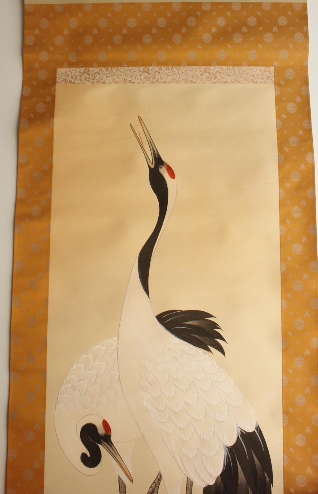 Silk Scroll 　tip: resin
Size Image size: 410 (W) x 1100 (H) [mm] Scroll mounting: 540 (W) x 1900 (H) [mm]
Box size: 80 x 80 x 630 mm 900g Comes with a box, although it is not an original box.

Crane, a Japanese auspicious motif
A simple composition
