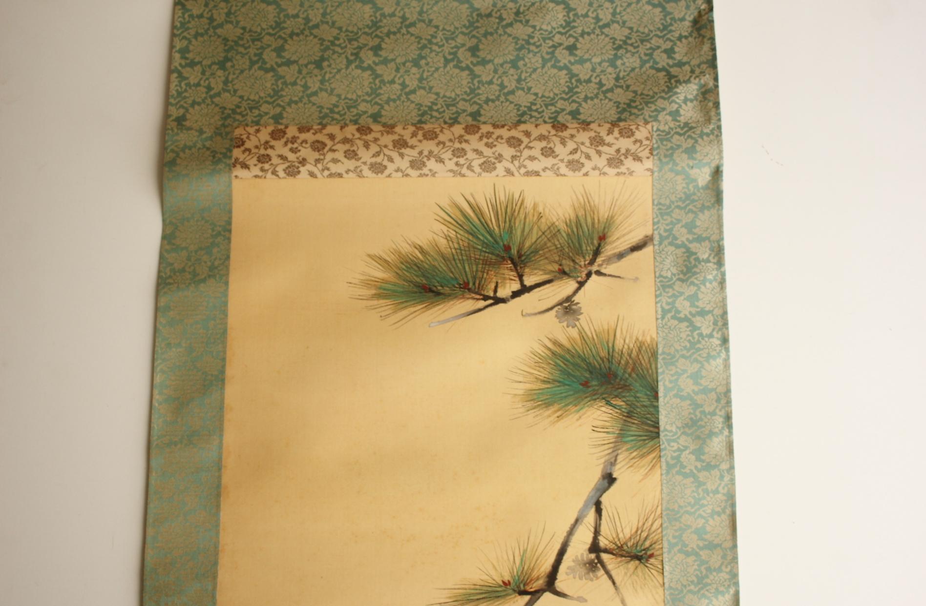 Silk, scroll  tip: resin
Size: Image size: 370 (W) x 1200 (H) [mm]  
All : 500 (W) x 1930 (H) [mm]
Box size: 80 x 80 x 580 mm, 800g Tomo-bako(Original box)
Pine and crane, a Japanese auspicious pattern
A simple composition that brings good