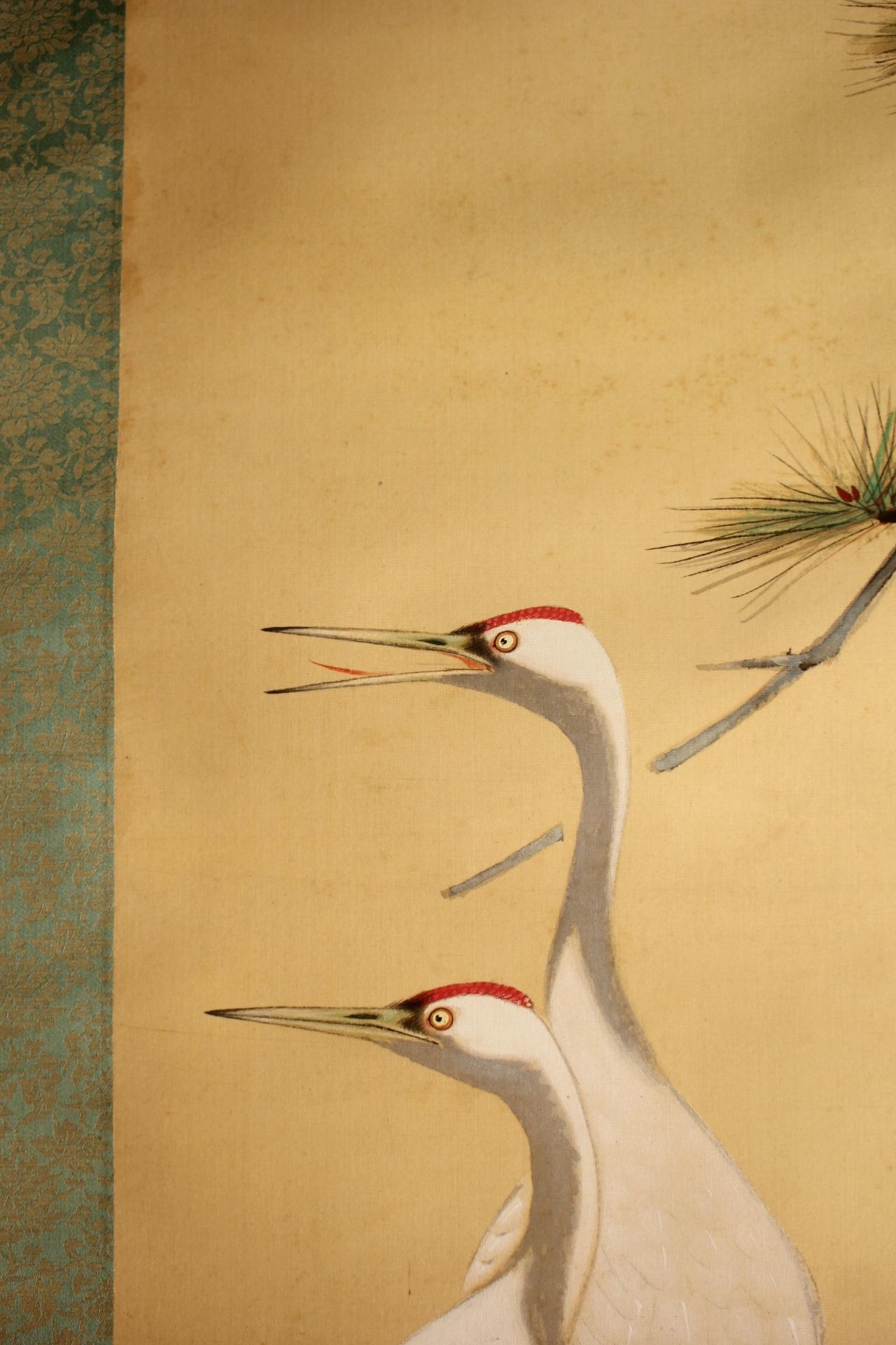Japanese Antiques Hanging scroll, Pine and crane, silk In Good Condition For Sale In Niiza, JP