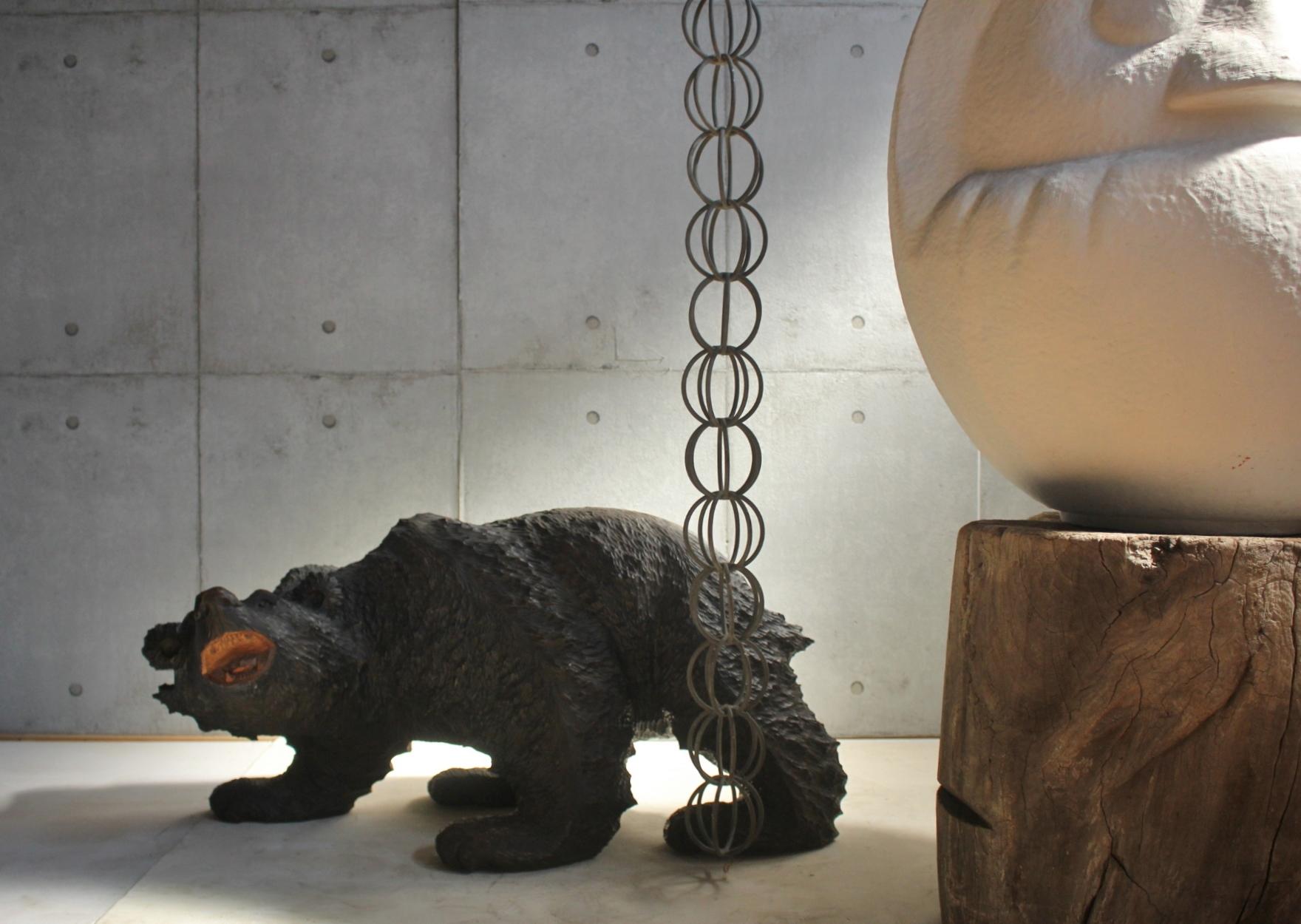Wood carving The material is unknown, but it is said to be linden
950(W)× 440(H) × 420(D) [mm] 25kg

Wood carving in Hokkaido
Wooden carving bear
It is said to have originated in Switzerland, and developed as an industry in Hokkaido in ancient