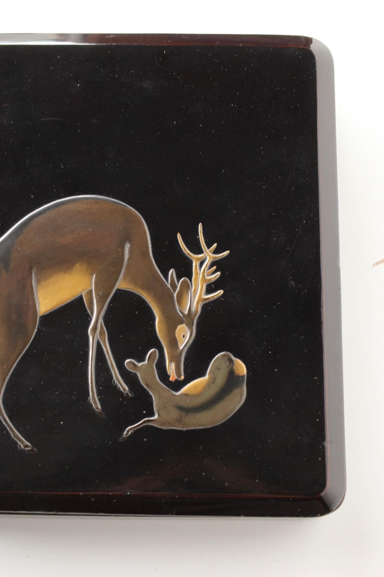 245(W)× 50(H) × 250(D) [mm]　
Box size: 280(W)× 100(H) × 300(D) [mm] 1.6kg

A beautiful composition of a mother and child deer is expressed in Taka-maki-e (raised maki-e technique)
Open the lid and you will see a torii gate

The Kasuga Deer Mandala