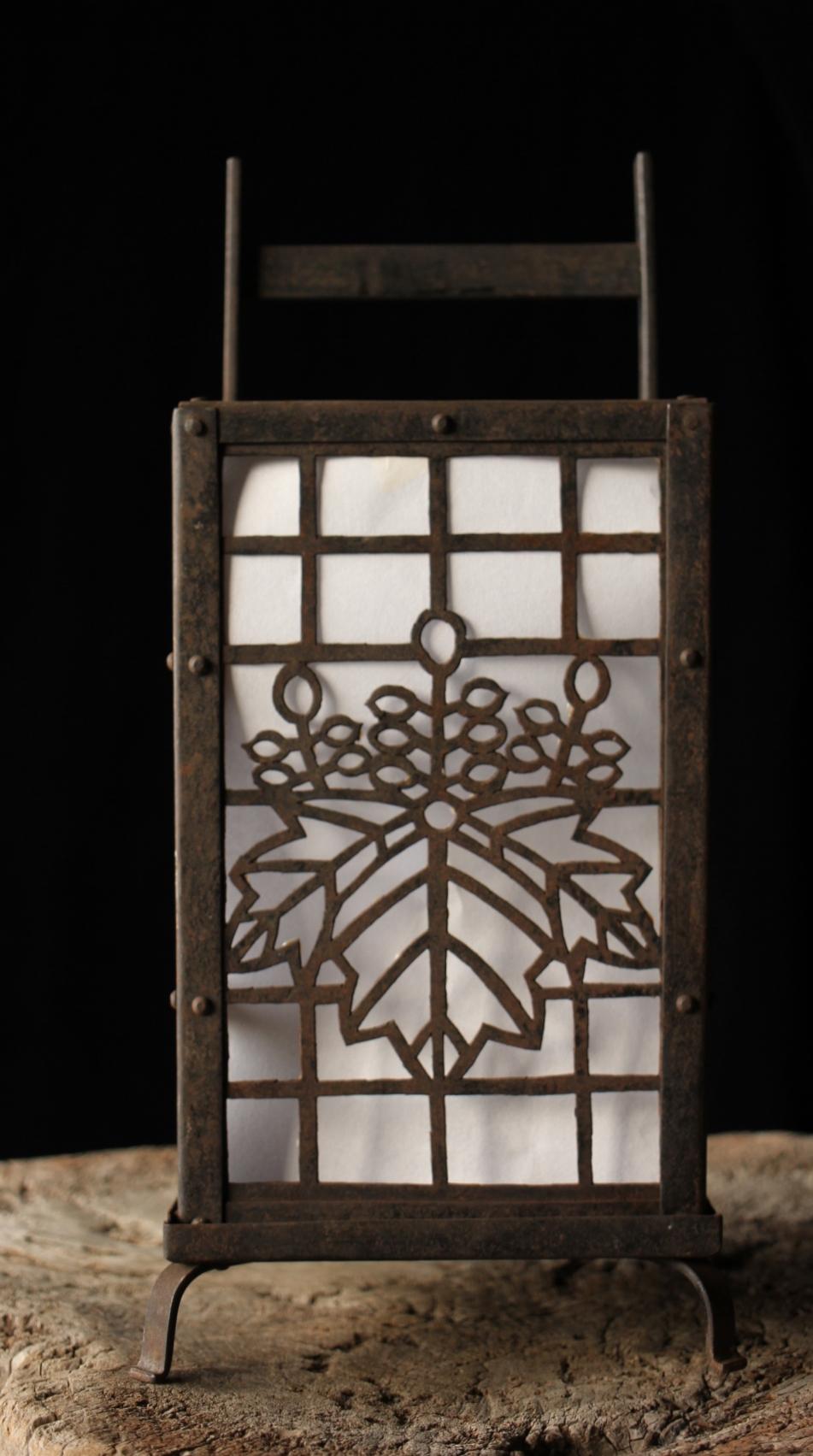 φ170× 400(H) [mm] 2kg

Lanterna in ferro antico con una bellissima sensazione di antico. Due lati sono accuratamente decorati con disegni di foglie di paulownia.

Rosanjin Kitaoji (un designer e ceramista molto famoso) si è probabilmente ispirato a