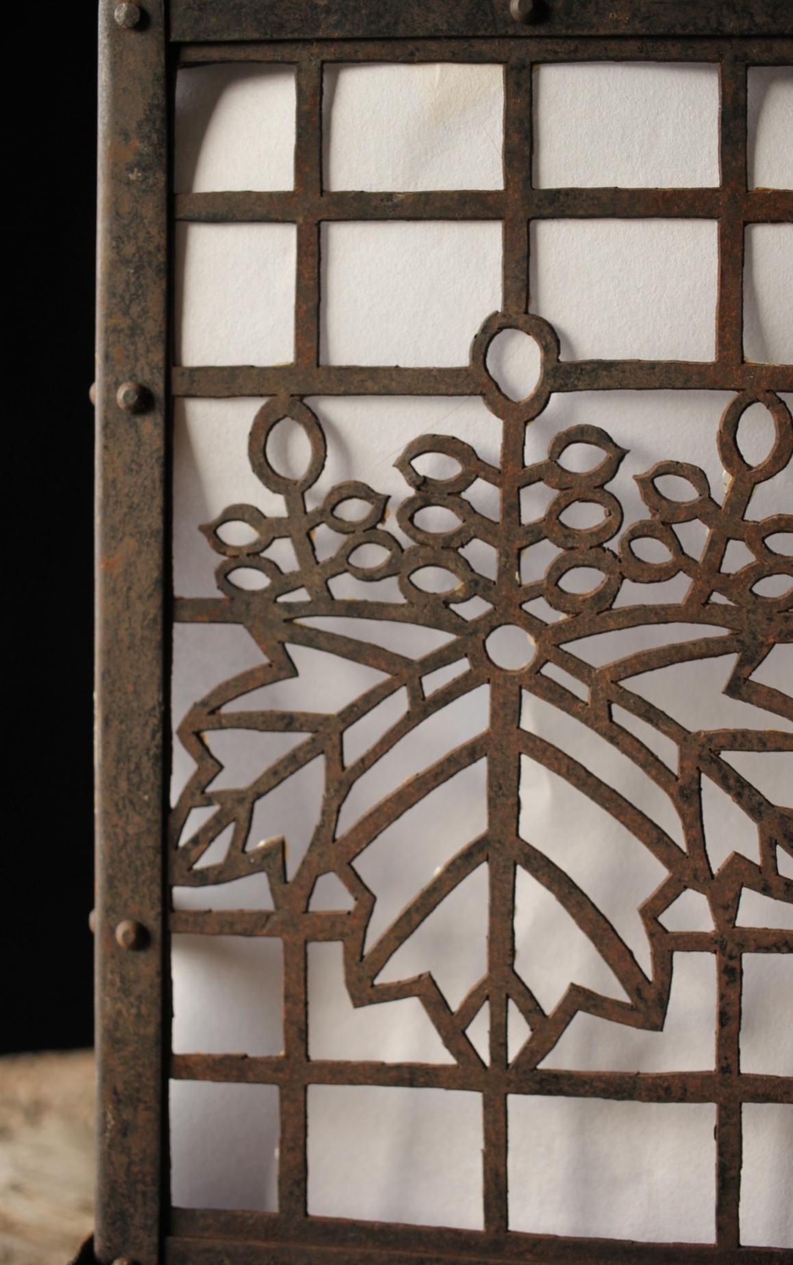 Antichità giapponese ferro paulownia design crest lampada lanterna Toro In condizioni discrete in vendita a Niiza, JP