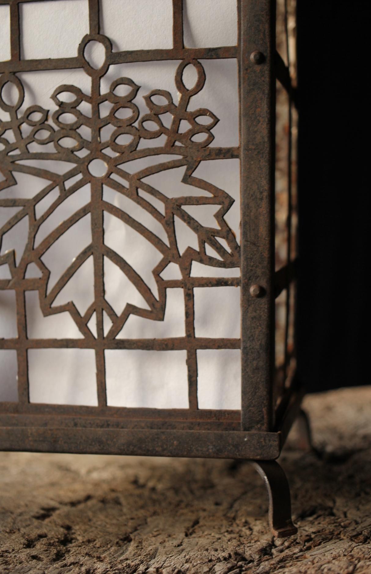 XIX secolo Antichità giapponese ferro paulownia design crest lampada lanterna Toro in vendita