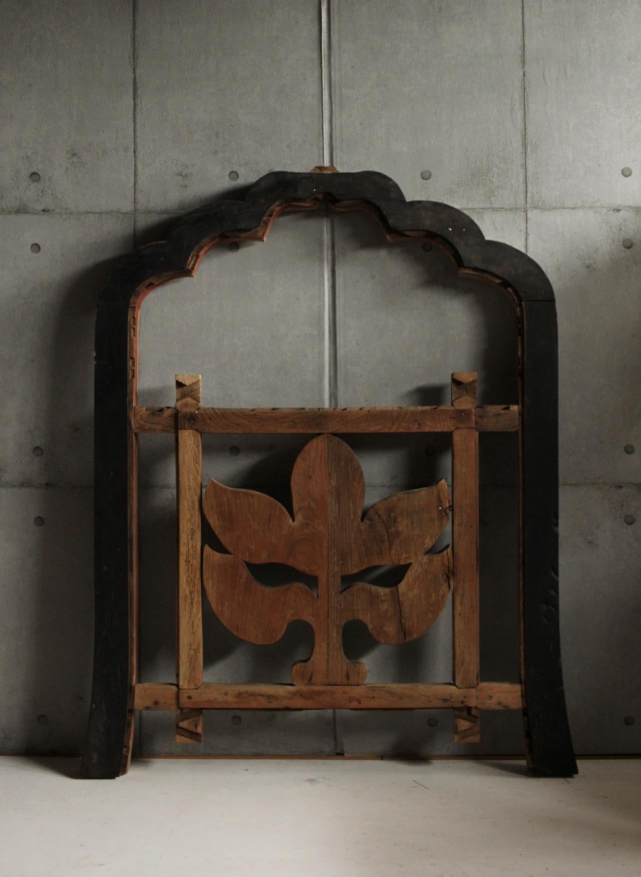 Japanese Antiques Kato-style(Firelight-shaped) wood window, for temples building For Sale 11