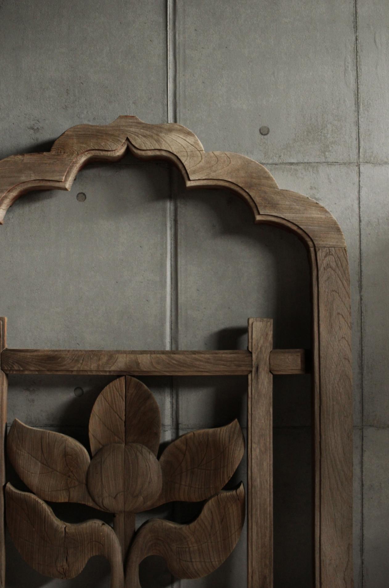 Japanese Antiques Kato-style(Firelight-shaped) wood window, for temples building In Fair Condition For Sale In Niiza, JP