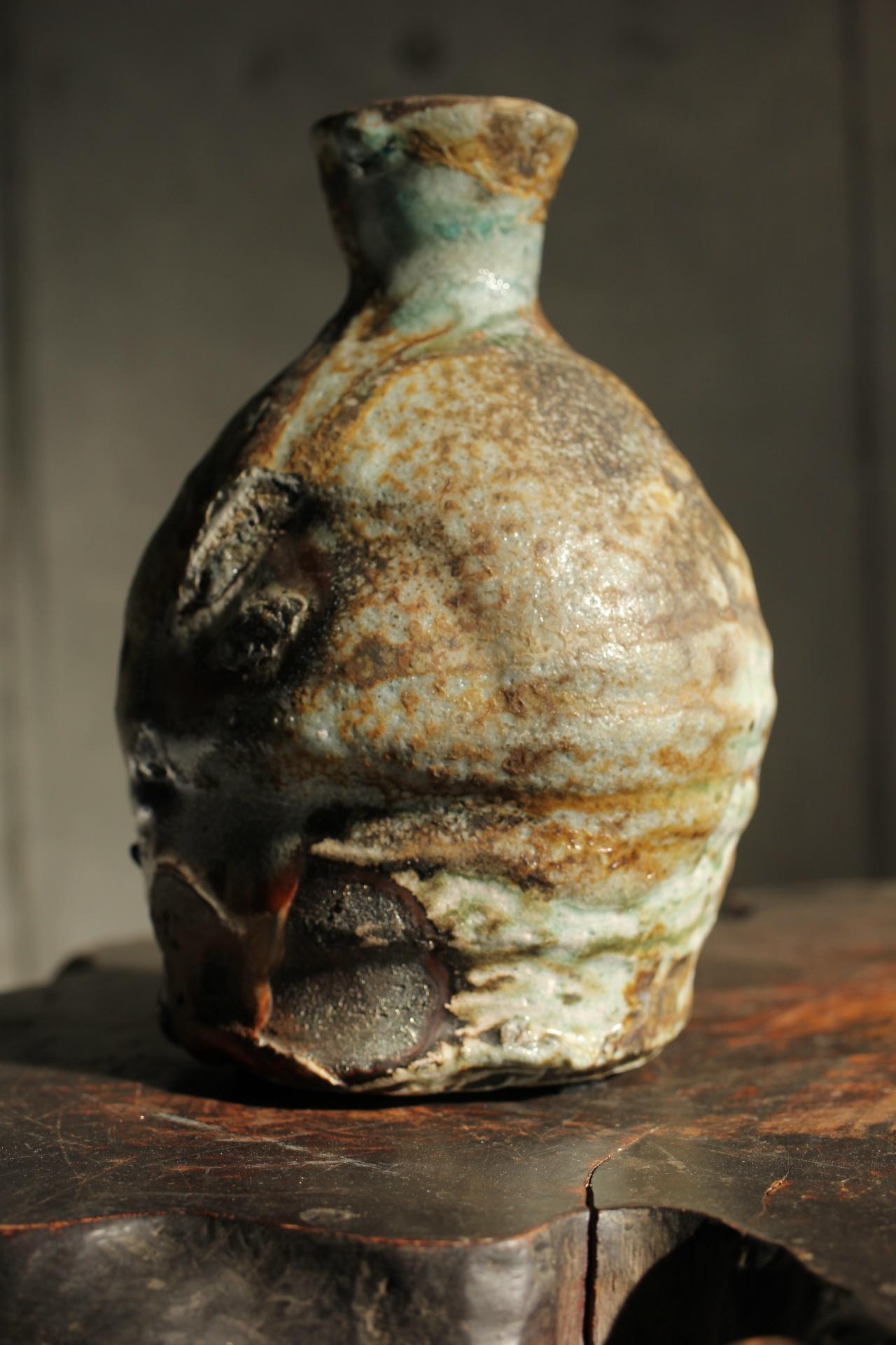 Kumano Kuroemon Kumashino Sake Bottle with box and sake cup
φ135× 200(H) [mm]  Box size: φ170×260mm 1.8kg

You wouldn't guess it from the clear blue color seen on the side, but it is created in a kiln at an extremely high temperature of 1500℃.