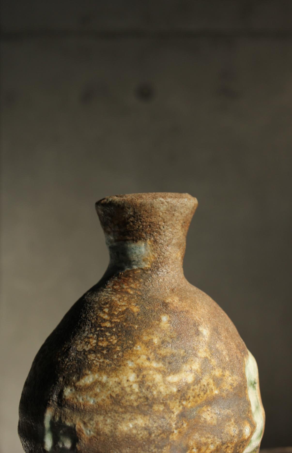 Japanese Antiques Kumano Kuroemon Kumashino Shino Sake Bottle and Iga sake cup In Excellent Condition In Niiza, JP
