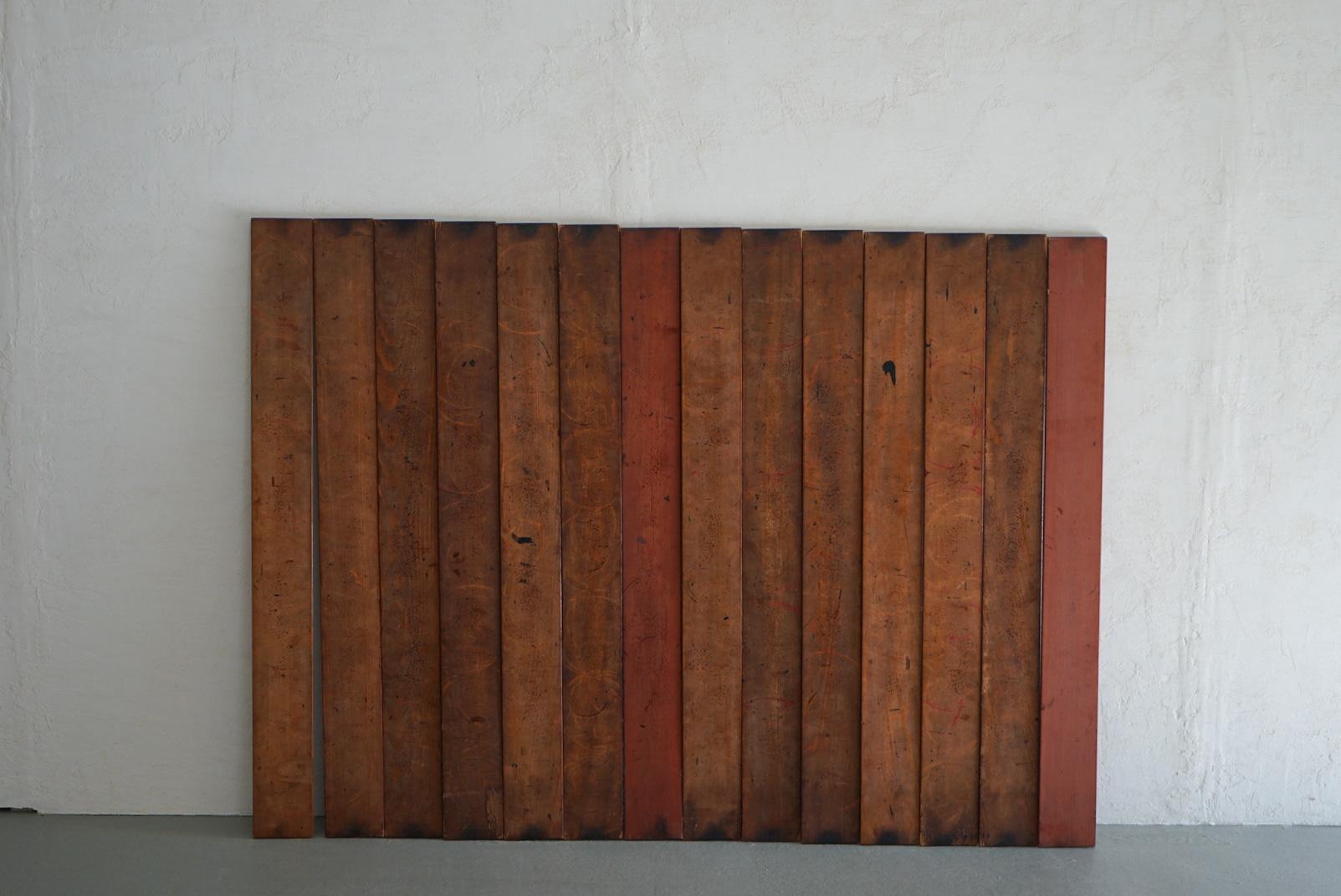 Il s'agit d'une ancienne planche de travail japonaise.
Cette planche est utilisée par les artisans laqueurs pour sécher leurs bols après l'application de la laque.
Il y a donc d'innombrables traces de laque.
Il s'agit d'une beauté accidentelle créée