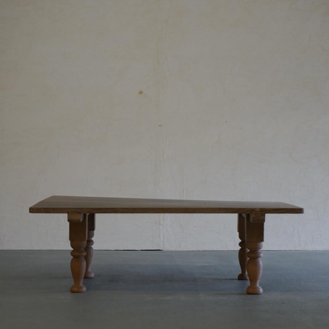 Dies ist ein alter japanischer niedriger Tisch.
Sie wurde von der Taisho-Ära bis zur frühen Showa-Ära hergestellt.
Alle sind aus massivem Kastanienholz gefertigt.
Die Deckplatte ist aus einem einzigen Stück Kastanienholz gefertigt.
Ich denke, das