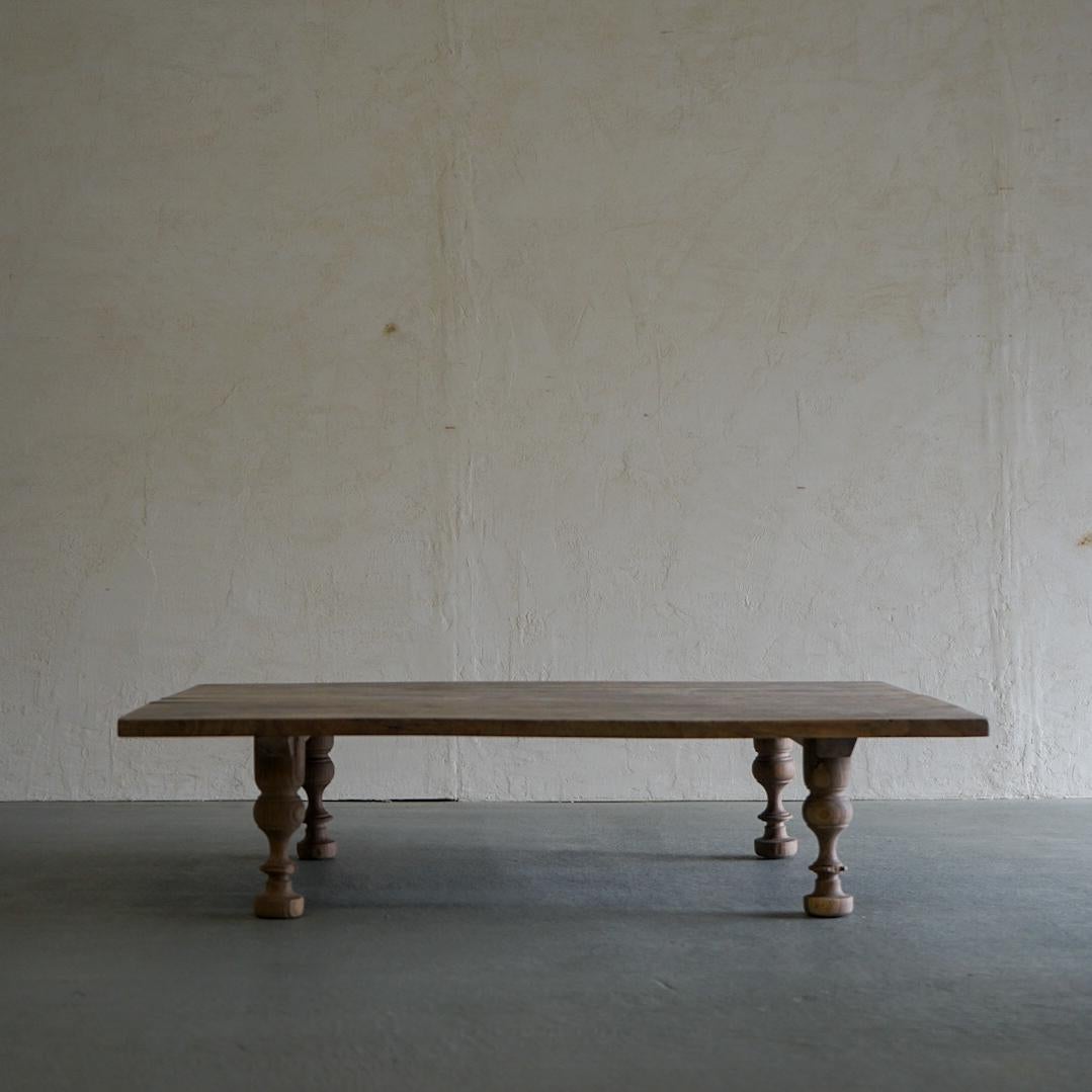 Dies ist ein alter japanischer niedriger Tisch.
Sie wurde von der Taisho-Ära bis zur frühen Showa-Ära hergestellt.
Die Deckplatte ist aus einem einzigen Stück Kastanienholz gefertigt.
Ich denke, das dunkle Kastanienholz, das im Laufe der Zeit
