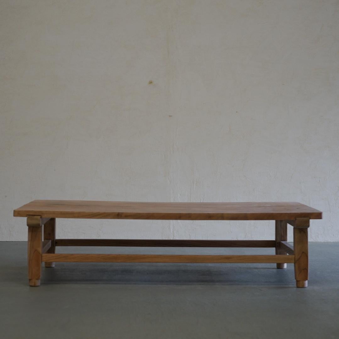 This is an old Japanese low table.
The top plate is made of a large single piece of board.
A board this big is now very expensive.
It has a very solid feel.
It is made entirely of zelkova wood, and the strong wood grain is impressive.
Zelkova wood
