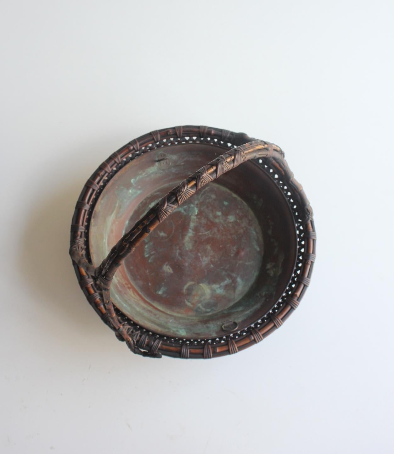 Second generation Maeda Chikubosai Hosai Smoked bamboo tray / bamboo basket
Material: Bamboo
Size: φ390× 115/380(H) [mm] 1kg 
Box size: 420×460×420mm 5kg

Three famous bamboo craftsmen from Osaka in the Meiji period.
The first Wada Waissai 和田和一斎