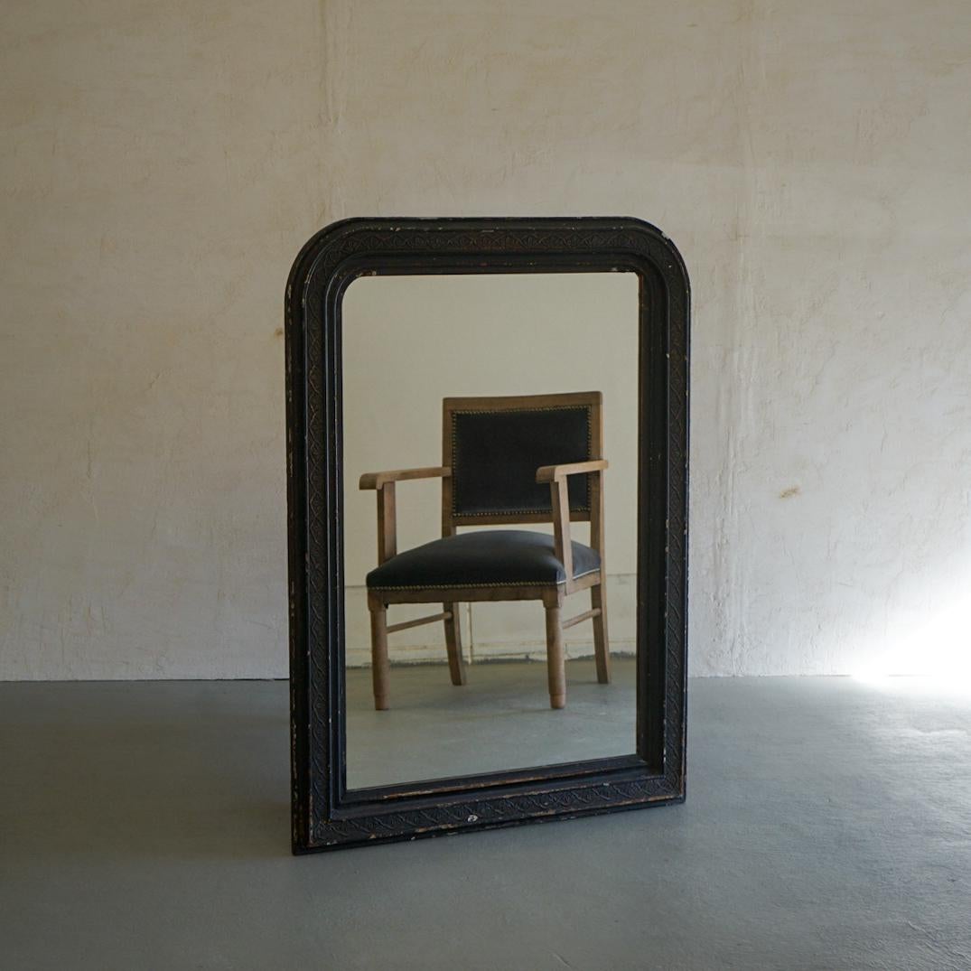 This is an old Japanese mirror.
The frame is painted black.
The paint is peeling off in some places due to aging, but it has a very nice atmosphere.
The frame is made of wood, but the carved parts are probably made of plaster.

The mirror part has