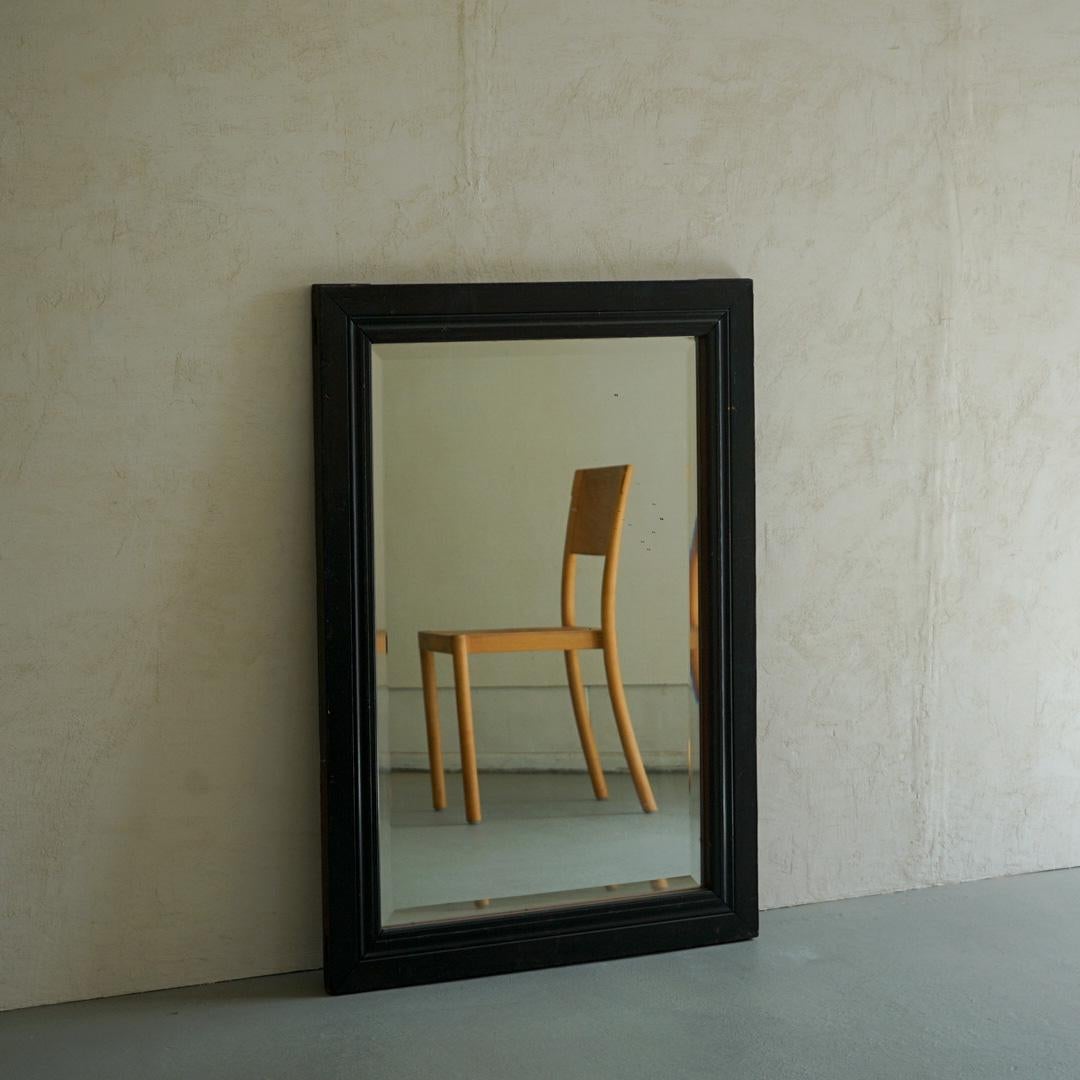 This is an old Japanese mirror.
It was made in the early Showa period.
The whole thing is made of solid wood and has a sturdy construction.

The frame is painted black.
The paint is original from that time.
The frame has been chamfered.
The mirror