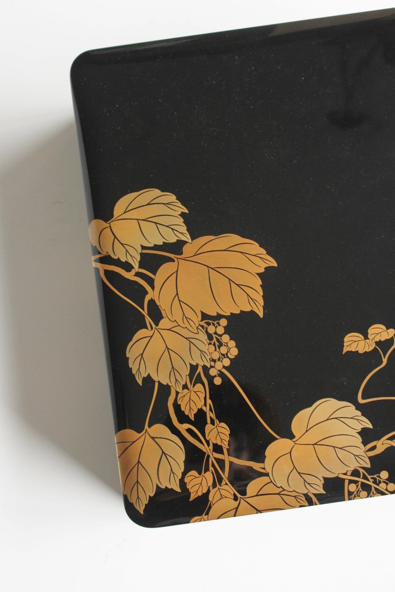 Mitamura Jiho 三田村自芳 Ivy Makie Scatola di carta laccata
290(L)× 130(H) × 365(D) [mm]
An He  hanno studiato makie sotto Akatsuka Jitoku, l'ottavo maestro della scuola di makie Akatsuka di Edo.
È un artista sconosciuto e insolito.

Bellissima edera
