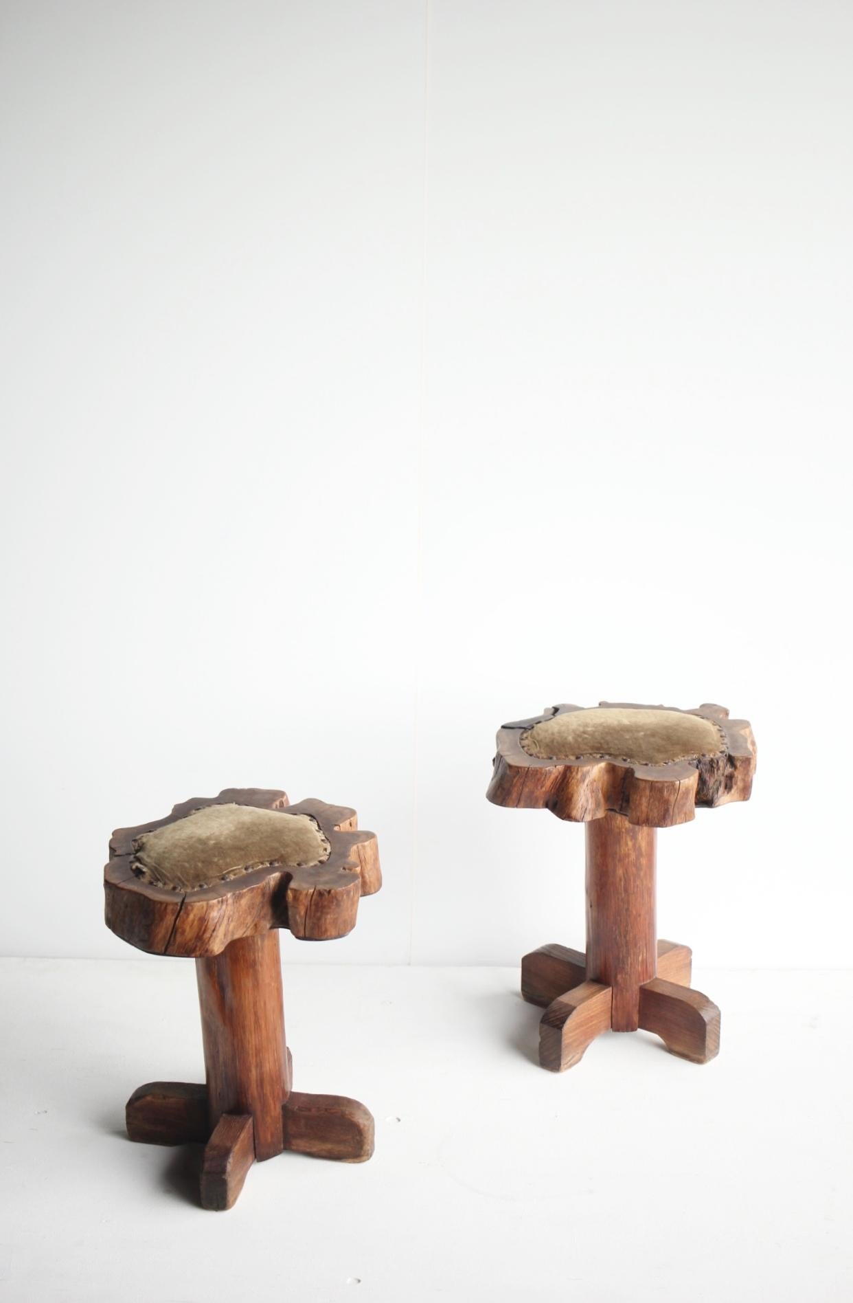 Natural wood stools, set of 2
Approx. φ330 x 420 (H) [mm]
7 kg each
Material unknown, iron base

Chairs that make use of the unusual shape of the wood
Intricately crafted, with iron base on the bottom
There is a seat, but it is very hardened and