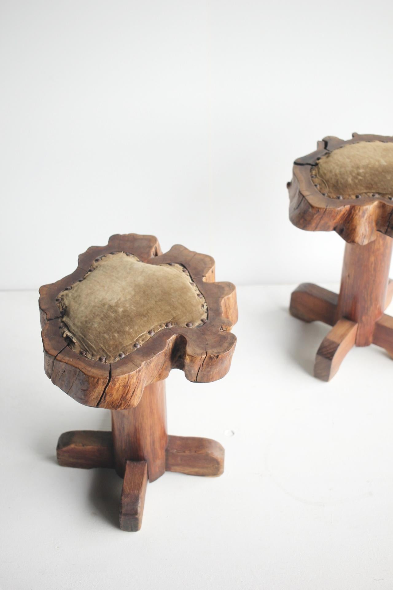 Japanese Antiques Natural wood stools, set of 2 Wabisabi Primitive Stool In Fair Condition For Sale In Niiza, JP