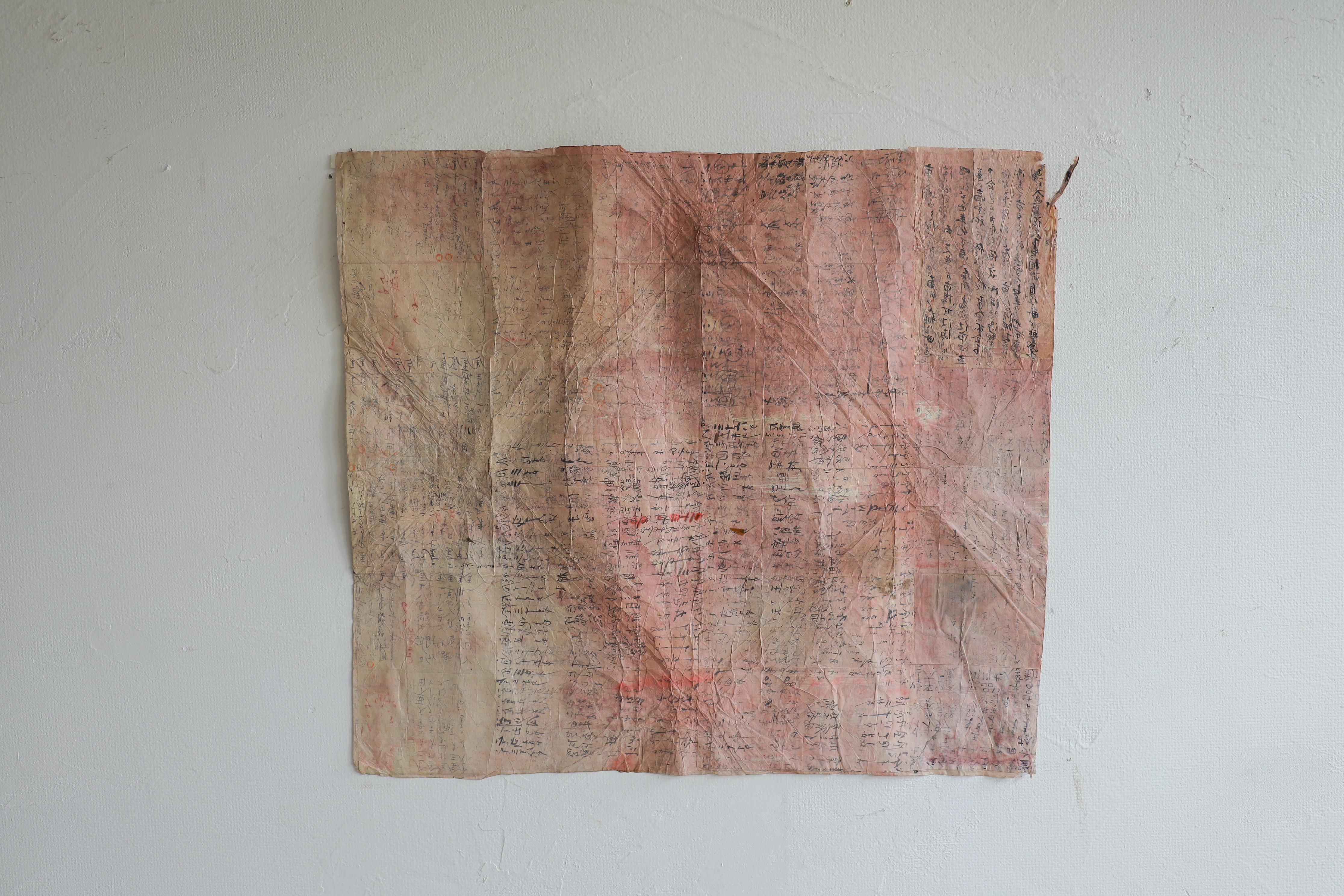We present to you a precious old wrapping paper from the Taisho period. 

This washi paper was used to wrap important items. It was made by overlapping multiple ledgers, and is characterized by its thin and soft texture.

Its unique texture truly