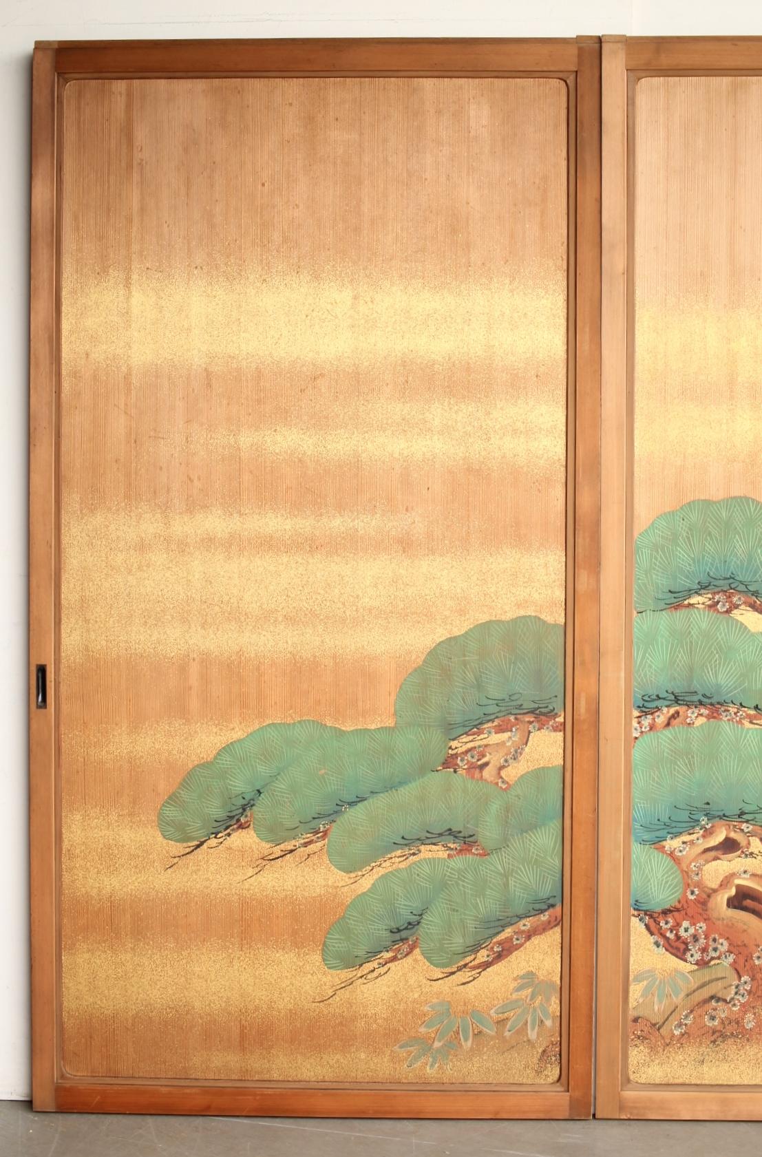 The material is thought to be cedar or cypress.
925 (W) x 1775 (H) x 30 (D) [mm] *Size of one piece　7㎏/per

The color is well preserved.
A colorful wooden door fitting with gold sand and pine needles expressed with verdigris.
The front is wooden