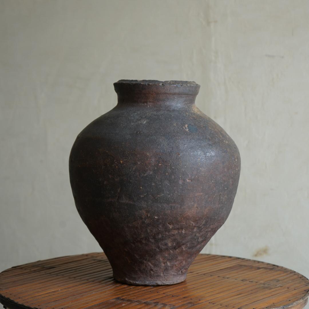 Dies ist eine alte japanische Keramik.
Er hat eine sehr schöne Form.
Sie wird als Vase empfohlen, da sie mit Wasser gefüllt werden kann.

Es gibt hier und da ein paar Ofenkratzer, aber ich denke, es ist in gutem Zustand, wenn man bedenkt, dass es
