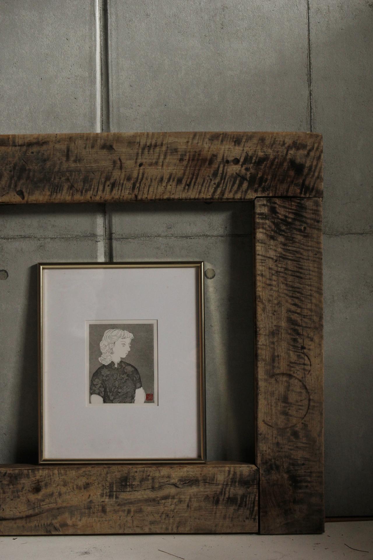 Wood: Japanese oak
a wooden frame for hearth
φ880× 50 (thickness) [mm]　12kg

In ancient Japan, people gathered around the hearth to eat and other things
It would also look great as a frame or a decorative stand.
It has a beautiful sense of the era