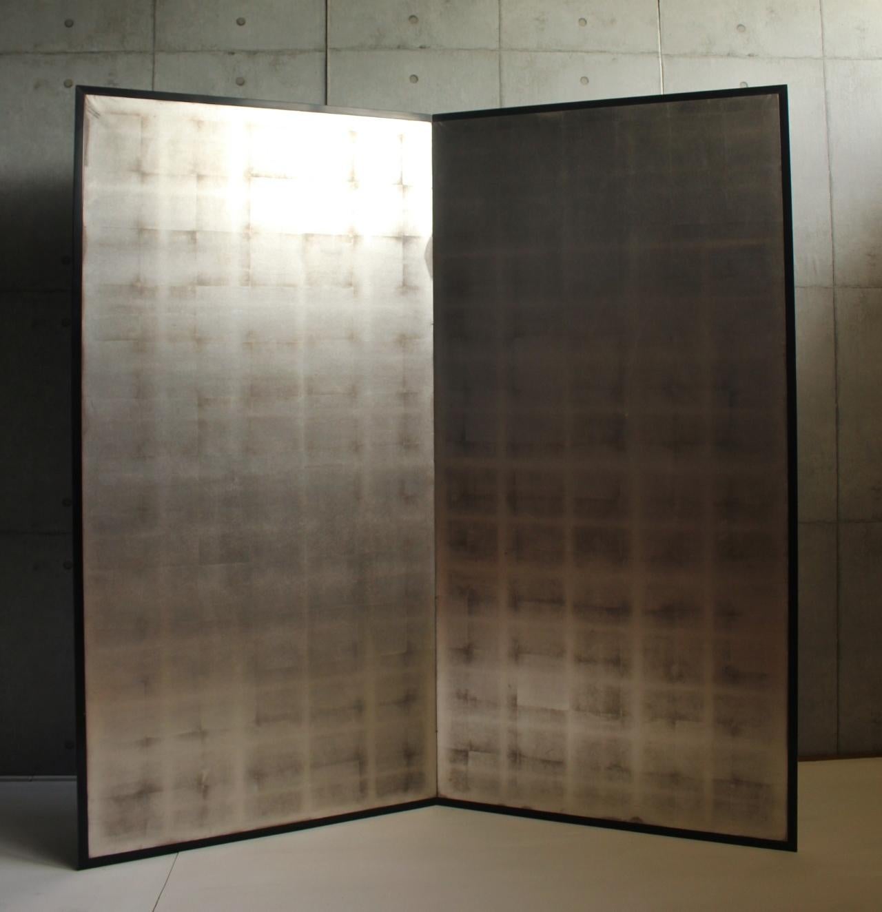 Unfolded size: 1700 x 1700 x 20 mm
Foldable: 850 x 1700 x 40 mm, 7kg
Estimated size after packaging (sandwiched between 5 mm plywood): 
13 CM x 95 CM x 185 CM  Weight　20 KG

A beautiful silver folding screen with a moderate silver color that has