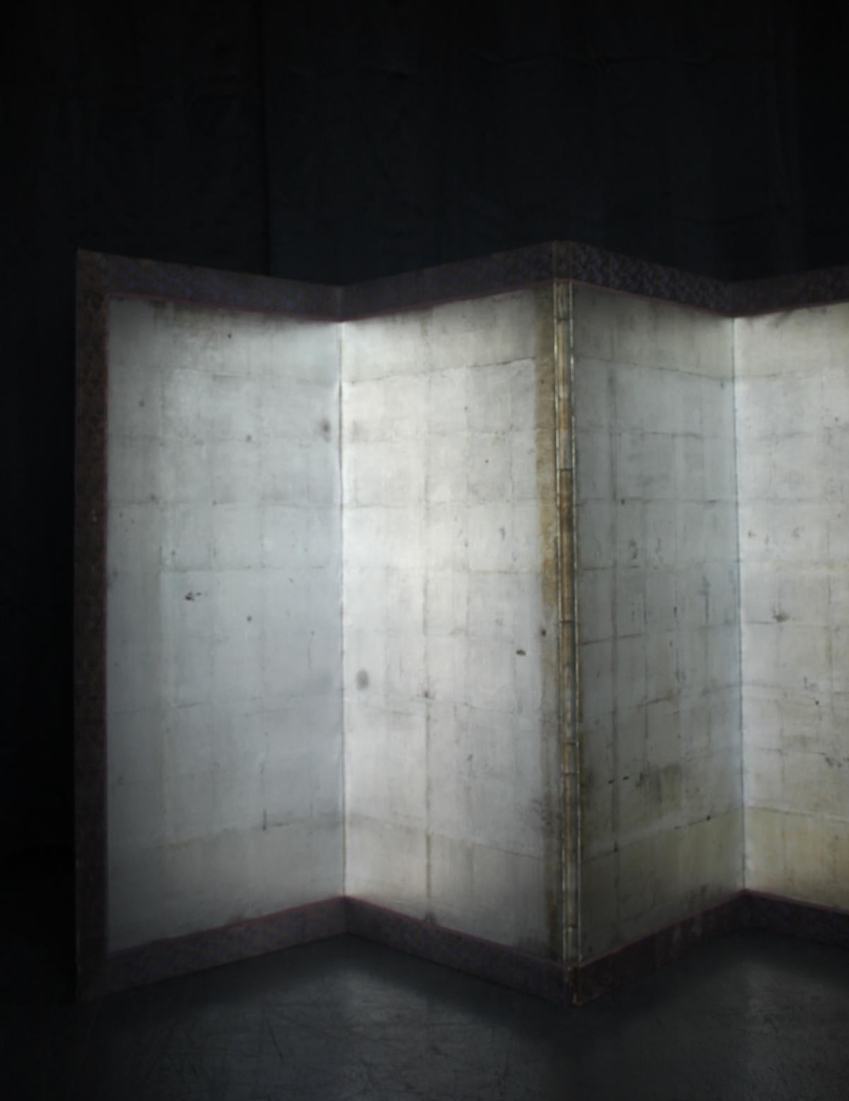 Size when unfolded: 3480 x 1180 x 15 mm
Can be folded to 580 x 1180 x 105 mm.　7㎏
Estimated size after packaging (sandwiched between 5 mm plywood): 
22 CM x 70 CM x 130 CM Weight 22 KG

A silver paper folding screen
The silver has darkened moderately