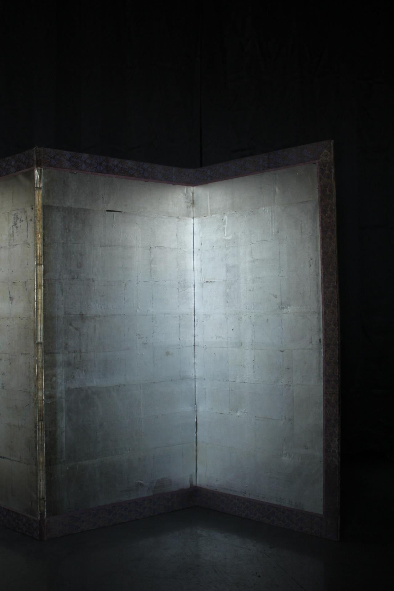 B7 Japanese Antiques Silver Screen, 6-panel Byobu In Distressed Condition For Sale In Niiza, JP