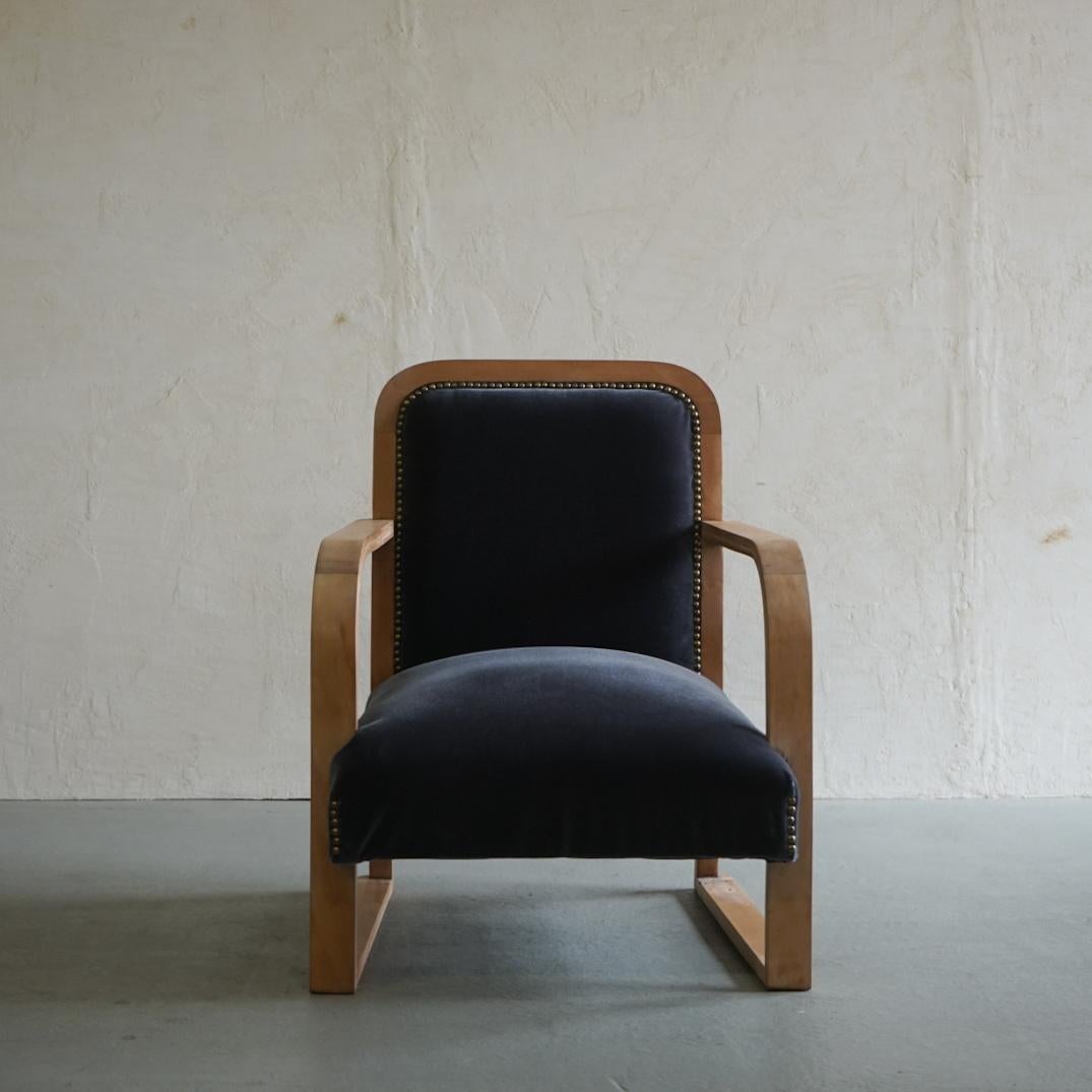 This is an old Japanese lounge chair.
I think it was made around 1950 to 1960.
I think the natural frame goes well with a variety of interiors.

I think it was probably used in the company's reception room.
There are two other chairs that were used