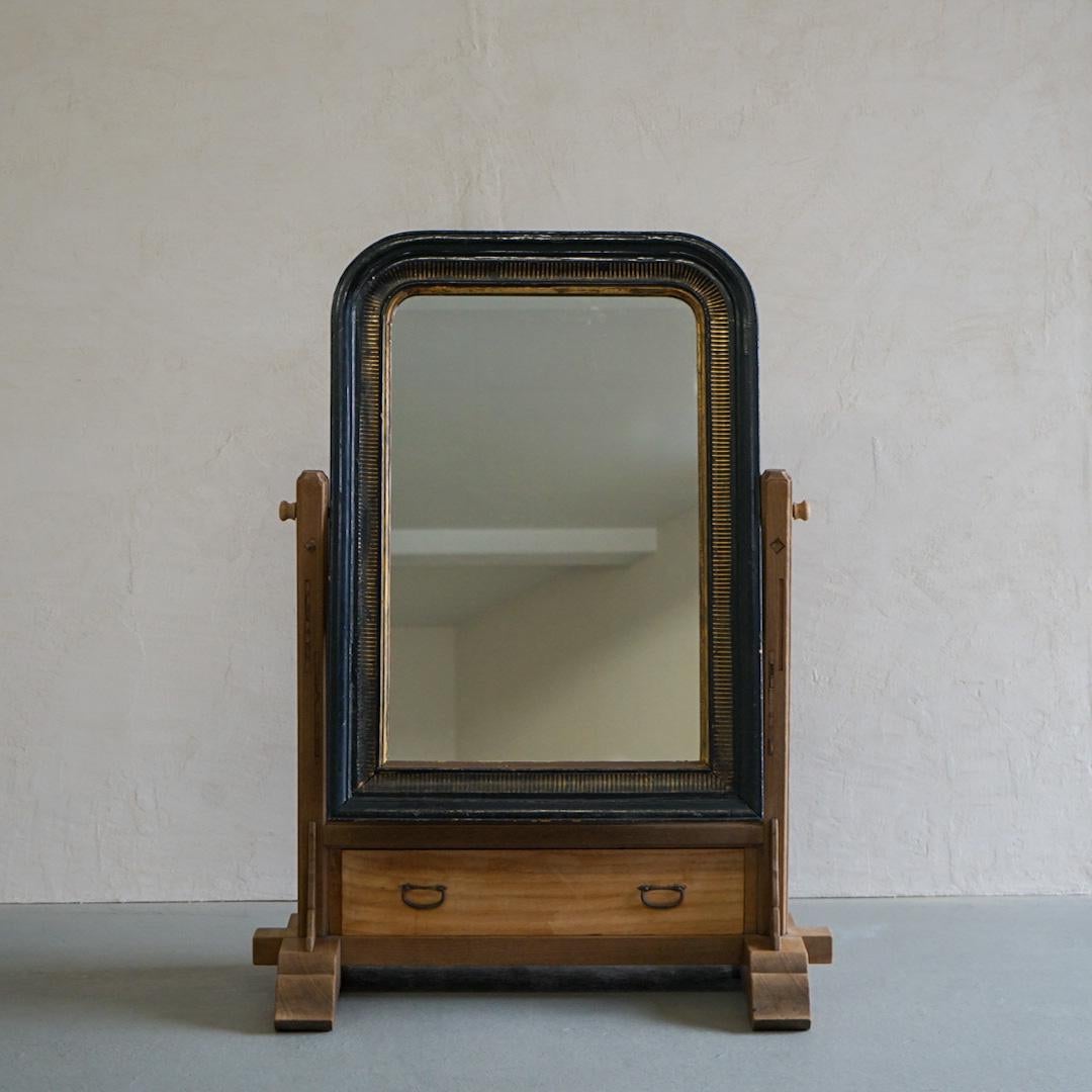 This is a Japanese stand mirror.
It was made around the Meiji period (1890).

The materials used are good and it is very elaborately made.
Although some parts, such as the marquetry, are missing, you can see that it was made with great care and