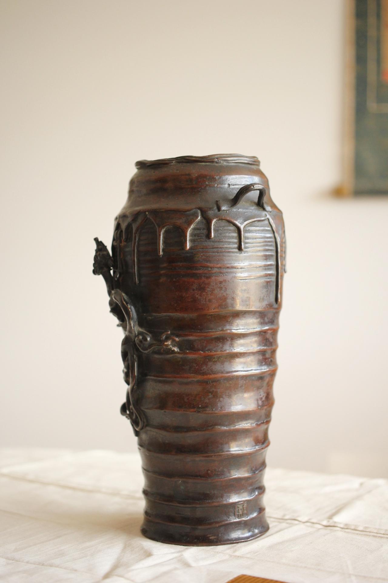 Vaso di antiquariato giapponese Suga Geshin, fusione di cera con motivo del drago della pioggia in vendita 4