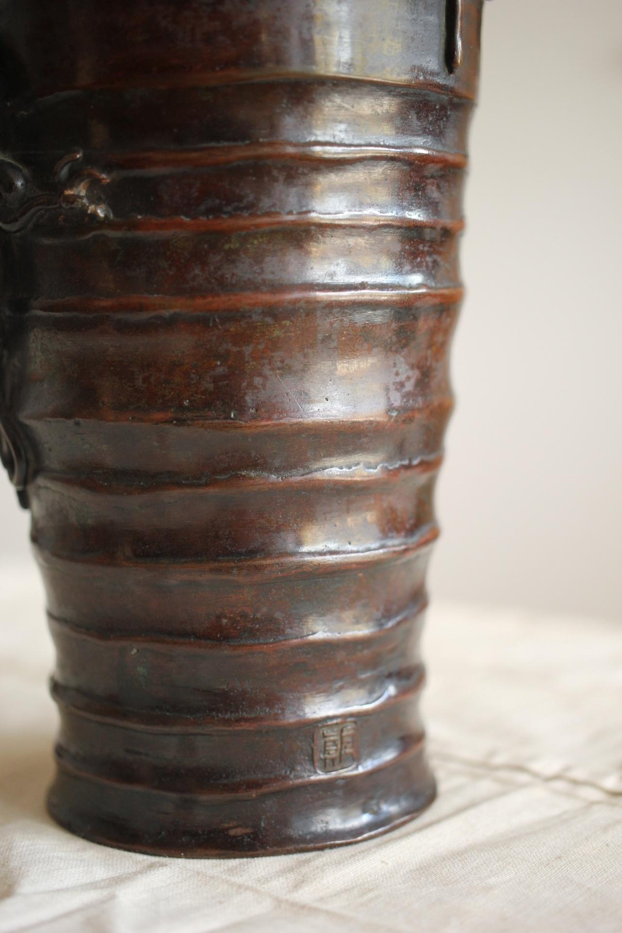 Vaso di antiquariato giapponese Suga Geshin, fusione di cera con motivo del drago della pioggia in vendita 6