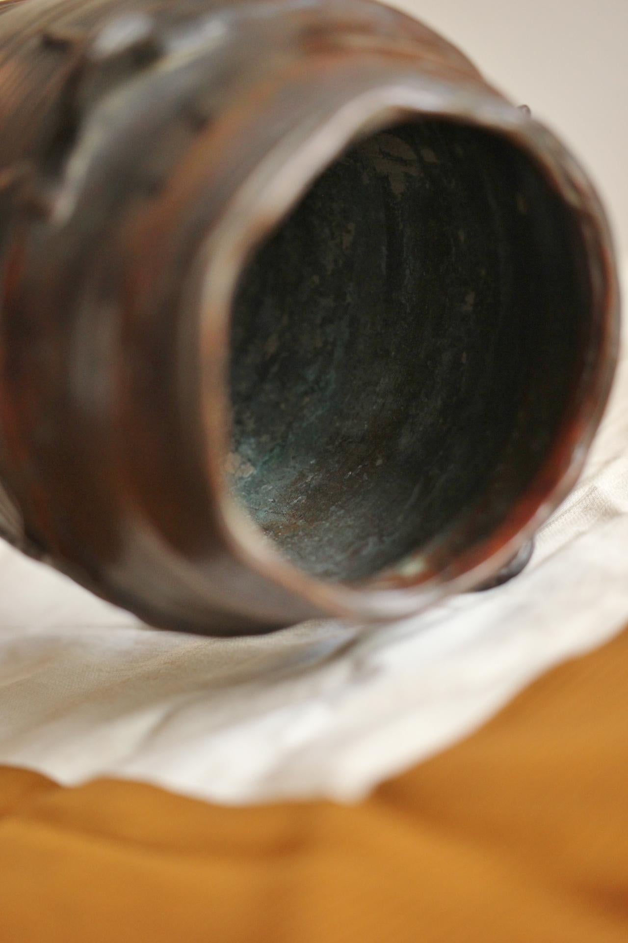 Vaso di antiquariato giapponese Suga Geshin, fusione di cera con motivo del drago della pioggia in vendita 10