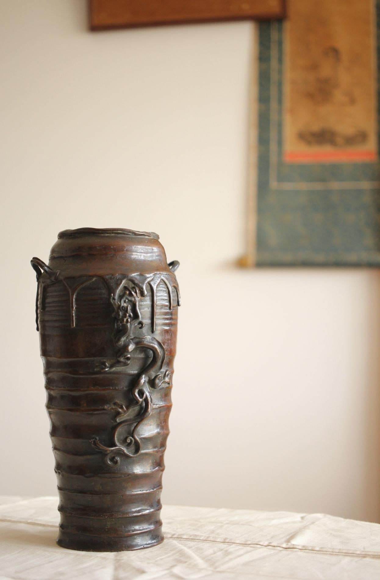 Vaso di antiquariato giapponese Suga Geshin, fusione di cera con motivo del drago della pioggia In condizioni buone in vendita a Niiza, JP