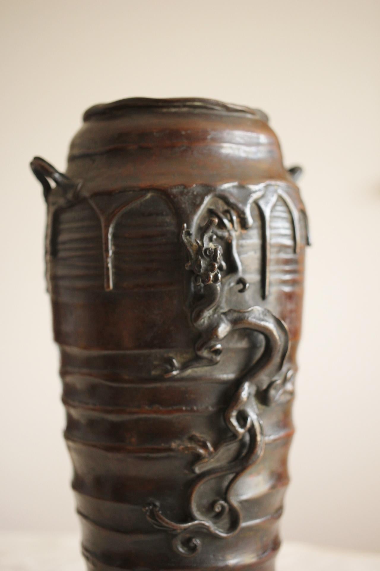 XX secolo Vaso di antiquariato giapponese Suga Geshin, fusione di cera con motivo del drago della pioggia in vendita
