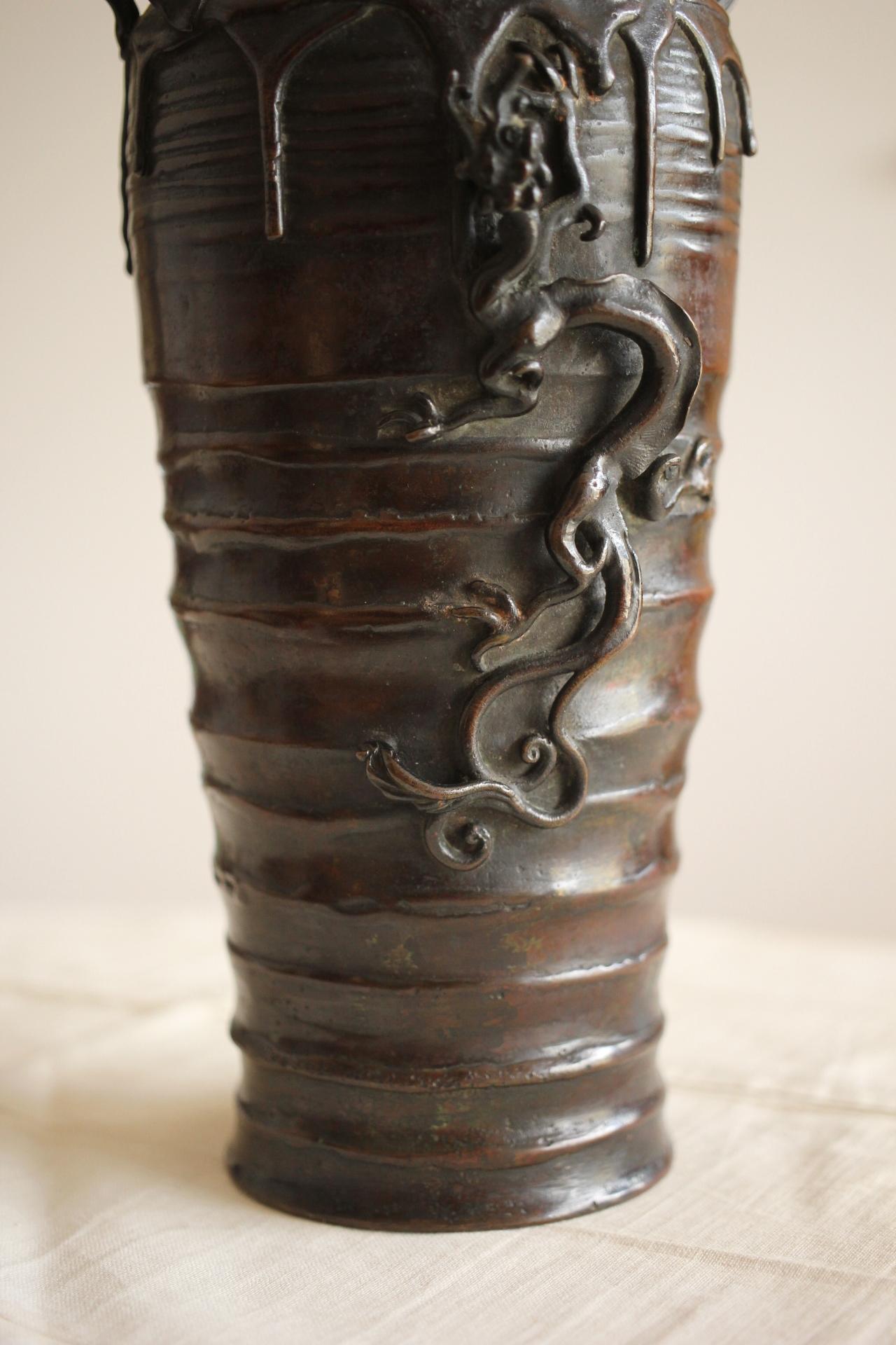 Rame Vaso di antiquariato giapponese Suga Geshin, fusione di cera con motivo del drago della pioggia in vendita